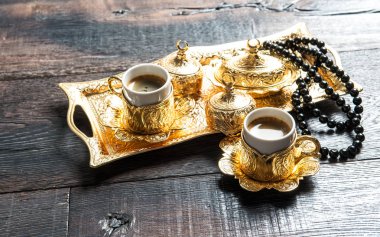 Kahve fincanları, altın süslemeleri ve tespih. Ramazan kareem. Oriental hospitality kavramı