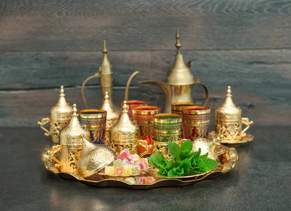Tavolino Orientale Con Piatti Dorati Con Delizia Menta Ramadan Kareem — Foto Stock