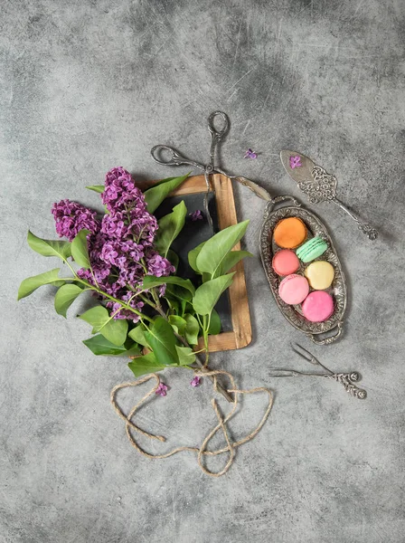 Macaroon Cookies Lilac Flowers Decoration Vintage Still Life — Stock Photo, Image