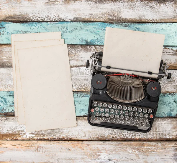 Antike Schreibmaschine Und Gebrauchte Papierblätter Auf Einem Holztisch Wohnung Lag — Stockfoto