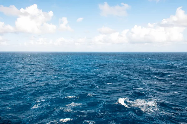 Blå Havet Vatten Och Himmel Med Vita Moln Natur Landskap — Stockfoto