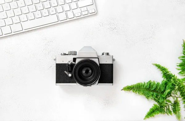 Teclado Cámara Fotográfica Vintage Hojas Verdes Sobre Mesa Blanca Escritorio — Foto de Stock