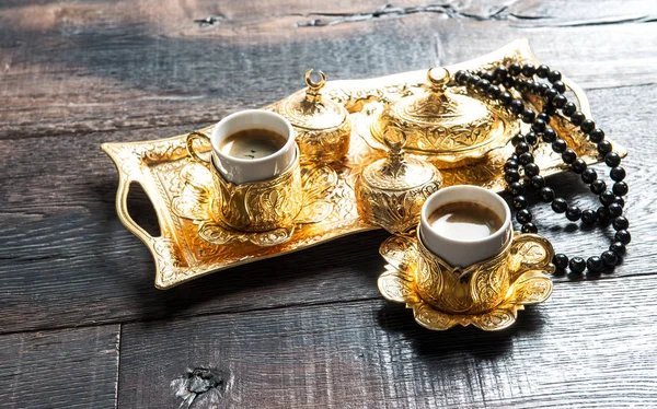 Xícaras Café Decorações Douradas Rosário Ramadã Kareem Conceito Hospitalidade Oriental — Fotografia de Stock