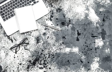 Ofis İşyeri. Laptop, defter, gözlük. En az düz lay