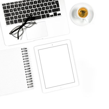 Ofis İşyeri düz yatıyordu mockup. Dizüstü, notebook, tablet Pc, ve sade kahve
