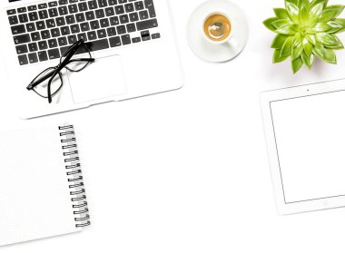 Ofis İşyeri düz yatıyordu mockup. Laptop, notebook, tablet Pc, kahve