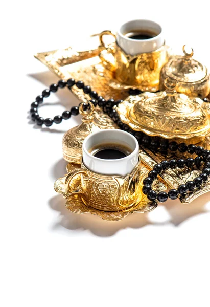 Goldene Kaffeetassen Und Rosenkranzperlen Auf Weißem Hintergrund Islamische Feiertage Ramadan — Stockfoto