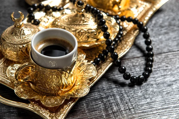 Zwarte Arabische Koffie Gouden Versieringen Rozenkrans Ramadan Kareem — Stockfoto