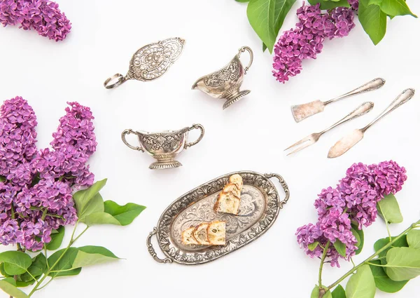 Lila Bloemen Koffie Thee Taart Objecten Floral Plat Lag Achtergrond — Stockfoto
