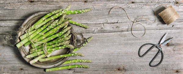 Σπαράγγια Λαχανικά Εκλεκτής Ποιότητας Ψαλίδι Φόντο Ξύλινη — Φωτογραφία Αρχείου