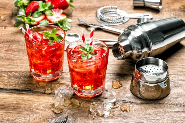 Cocktailbar Werkzeuge Erdbeer Und Minzblätter Rotes Getränk Mit Eis — Stockfoto