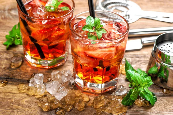 Rode Drankje Met Aardbei Mint Bladeren Ijs Cocktail Bar Accessoires — Stockfoto