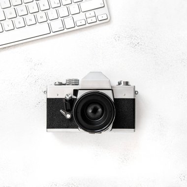 Klavye ve vintage fotoğraf makinesi. Office düz yatıyordu