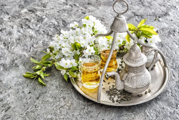 茶杯和壶 东方节日鲜花装饰 — 图库照片