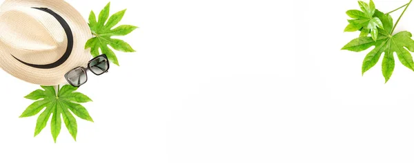 Соломенная Шляпа Солнечные Очки Зеленые Листья Белом Фоне Летний Плоский — стоковое фото
