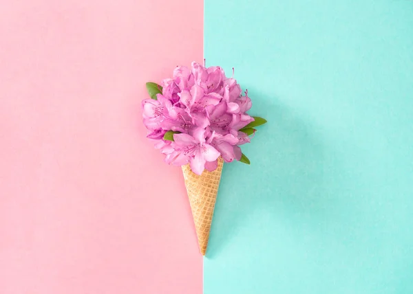 Flores Helado Gofre Cono Sobre Fondo Color Estilo Plano Laico —  Fotos de Stock