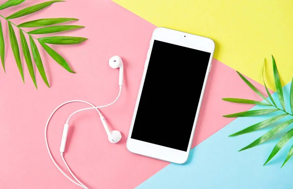 Vacaciones Verano Plano Yacía Fondo Teléfono Móvil Con Auriculares — Foto de Stock