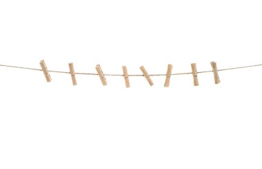 Beyaz arka plan üzerinde izole mandal giyim hattı. Clothespins ip üzerinde