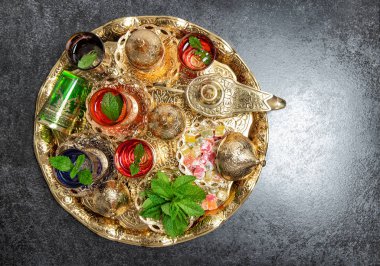 Çay nane ile bırakır. Altın süslemeleri oryantal fener. Ramazan kareem