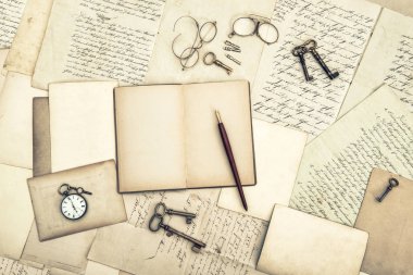 Eski mektup ve kartpostallar, açık günlük, vintage aksesuarları. Kağıt arka plan