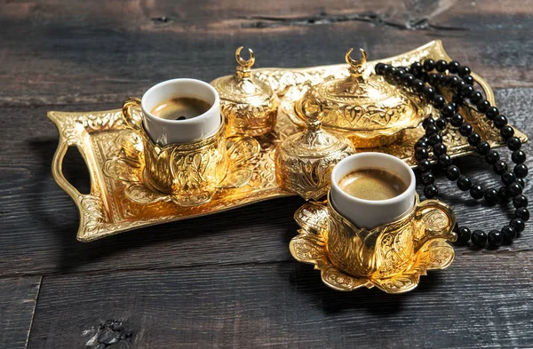 Goldene Kaffeetassen Und Rosenkranzperlen Ramadan Kareem Orientalische Gastfreundschaft — Stockfoto