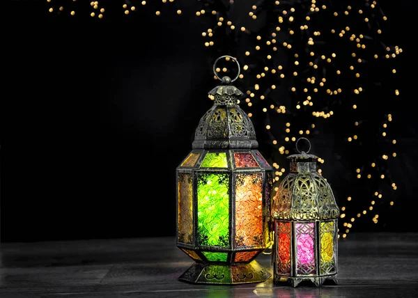 东方灯灯笼 黑色背景的伊斯兰教的假日装饰 — 图库照片