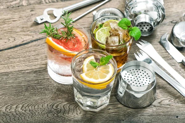 Fruit Drinks Lemonade Ice Cocktail Making Bar Tools Shaker Glasses — Stock Photo, Image
