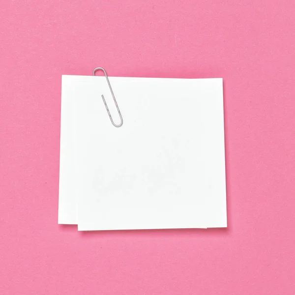 List Papíru Bílá Prázdná Poznámka Kancelářskou Sponkou Růžovém Pozadí — Stock fotografie