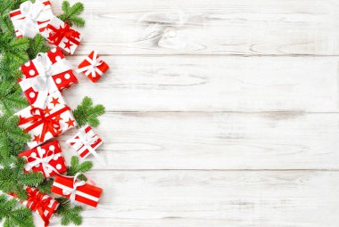 Noel dekorasyon ağaç dalları çam ve hediye kutuları. Tatil afiş kırmızı beyaz yeşil