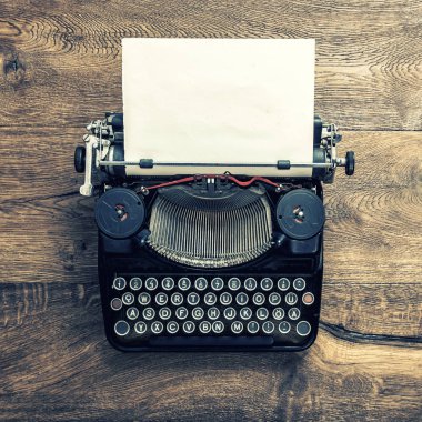 Antika daktilo rustik ahşap zemin üzerinde. Vintage tarzı tonda resim