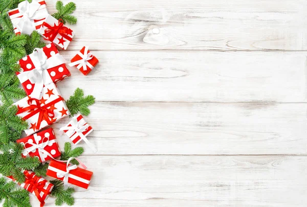圣诞装饰松树树枝和礼品盒 节日横幅红色白色绿色 — 图库照片