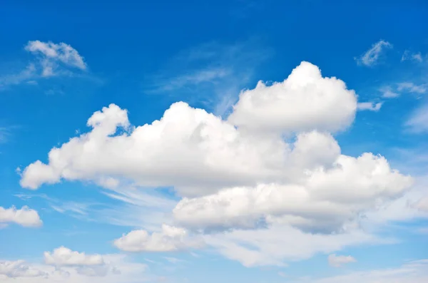 Blå Himmel Med Vita Moln Naturbakgrund — Stockfoto