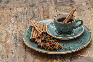 Tarçın ve anasonu baharatlar ile kahve siyah. Vintage natürmort