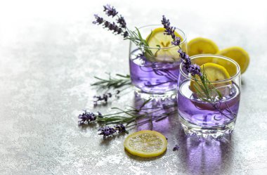 Limon ve lavanta çiçekleri taze içkiyle. Soğuk yaz limonata