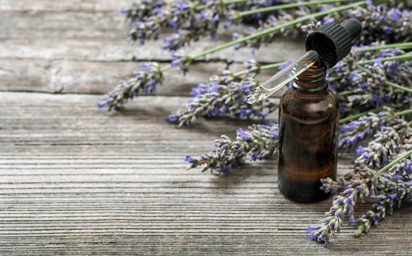 Aceite Hierbas Manojo Flor Lavanda Sobre Fondo Rústico Madera —  Fotos de Stock