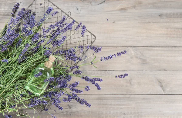 Lavendelolja Med Färska Blommor Rustika Trä Bakgrund — Stockfoto