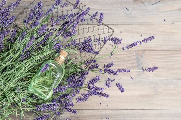 Flaska Med Lavendelolja Med Färska Blommor Trä Bakgrund — Stockfoto