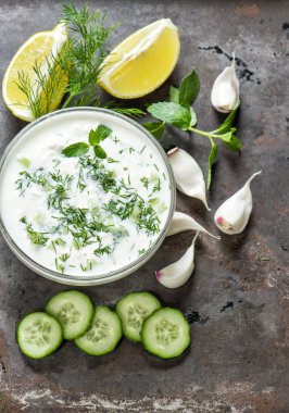Tzatziki sos malzemeler salatalık, sarımsak, dereotu ile. Gıda arka plan