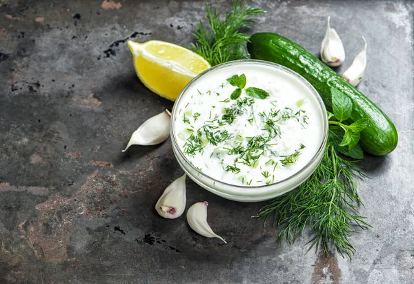 Omáčka Tzatziki Okurky Česnek Kopr Jídlo Pozadí — Stock fotografie