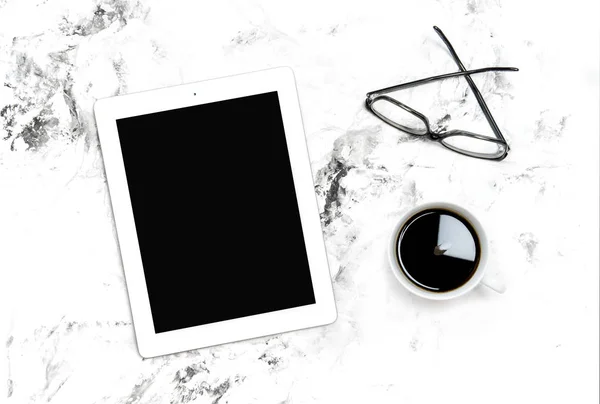 Minimální Plochou Lay Digitální Tablet Pero Brýle Černá Obrazovka Kopírování — Stock fotografie