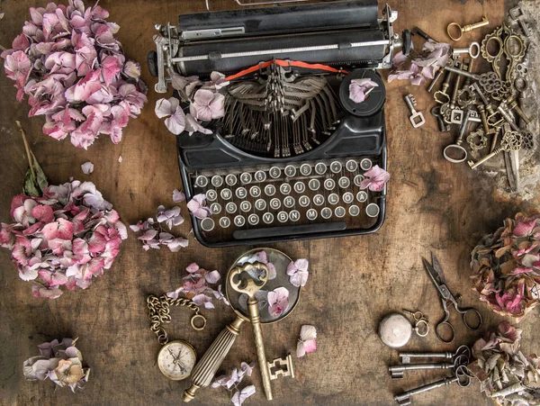 Vintage Skrivmaskin Hortensia Blommor Och Gamla Nycklar Träbord Nostalgisk Stilleben — Stockfoto