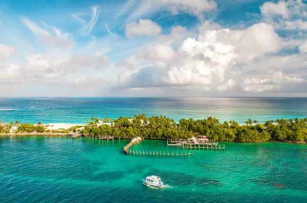 绿松石海和蓝蓝的天空 自然景观加勒比海 — 图库照片