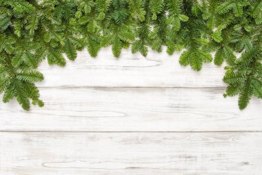 Noel ağacı dalları parlak ahşap zemin üzerinde. Kış tatil afiş