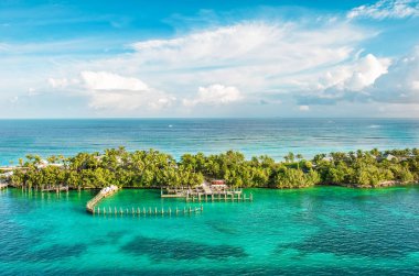 Turkuaz deniz suyu ve bulutlu mavi gökyüzü. Doğa manzara Karayip Denizi. Bahamalar. Nassau