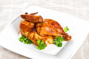 Maydanoz bitki dekorasyon beyaz tabakta ile ızgara tavuk