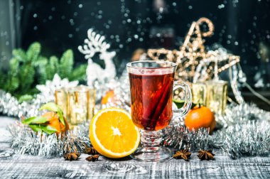 Pencere dekorasyon Noel ağacı ve süs eşyaları ile mulled şarap. Vintage tarzı tonda resim