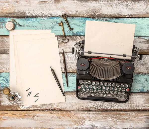 Vintage Typemachine Met Grungy Papier Blad Antieke Bureau Accessoires — Stockfoto