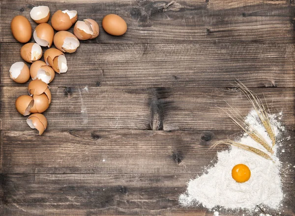 Mehl Und Eier Auf Holzboden Zutaten Für Die Teigzubereitung — Stockfoto