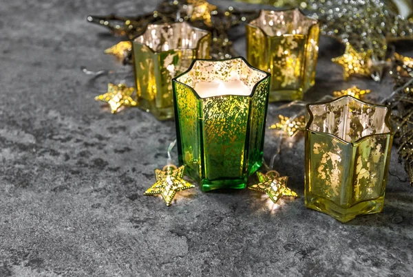 Weihnachtsbeleuchtung Dekoration Kerzen Und Goldene Sterne Auf Dunklem Hintergrund — Stockfoto