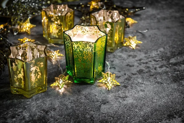 クリスマス ライトの装飾 キャンドルと黄金の星 暗いトーンの画像 — ストック写真